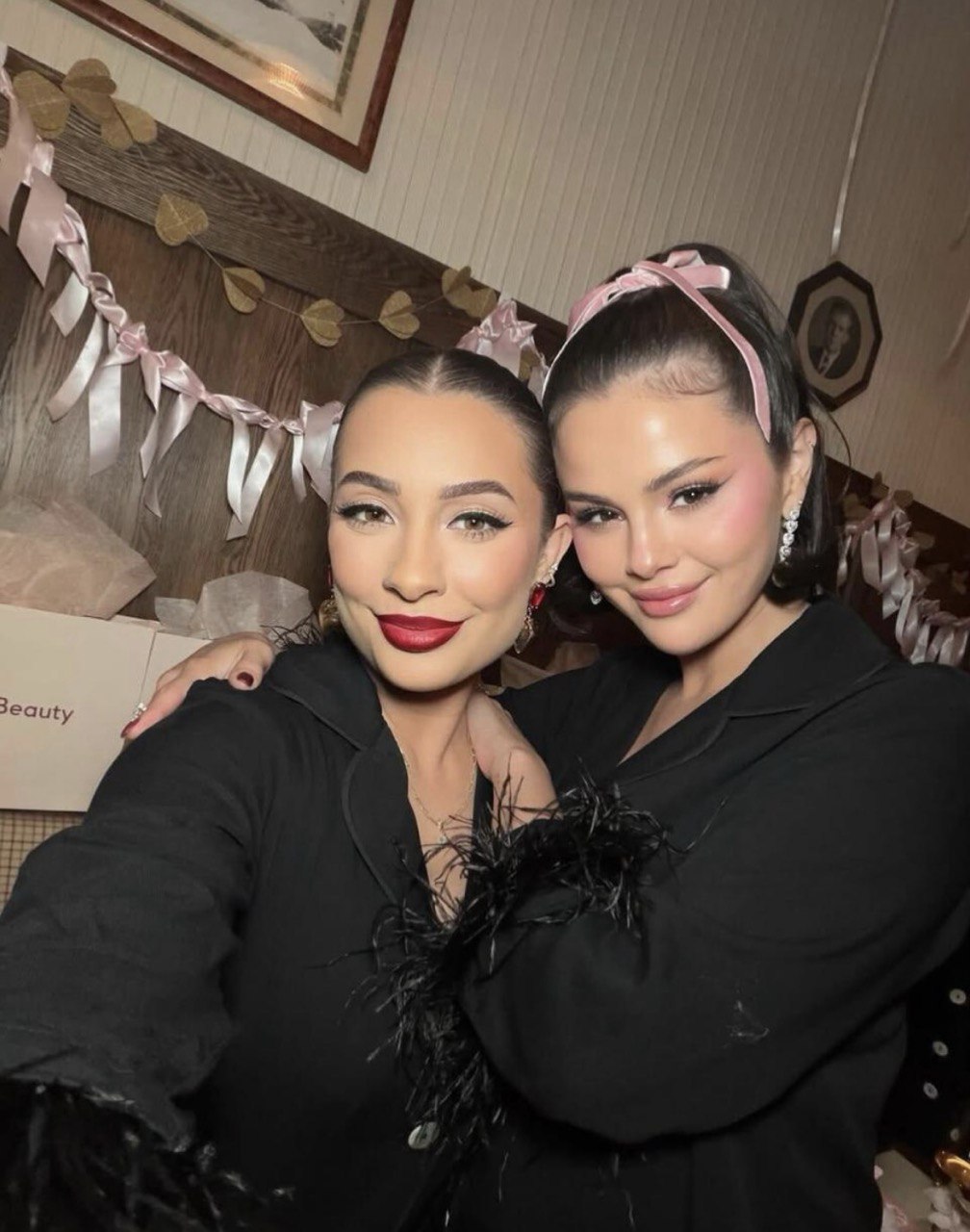 Носії: Селена Гомес у піжамі SLEEPER на івенті Rare Beauty