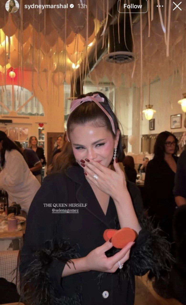 Носії: Селена Гомес у піжамі SLEEPER на івенті Rare Beauty