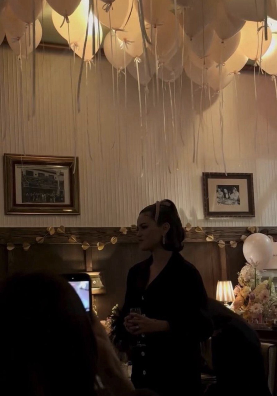 Носії: Селена Гомес у піжамі SLEEPER на івенті Rare Beauty