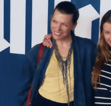 Милла Йовович с мужем и дочерью на премьере &laquo;Дракулы&raquo; в Лос-Анджелесе