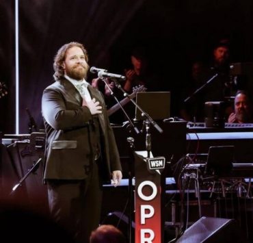 Носії: кантрі-співак Джон Майкл Фінлі &laquo;запалив&raquo; на сцені в образі DAMIRLI