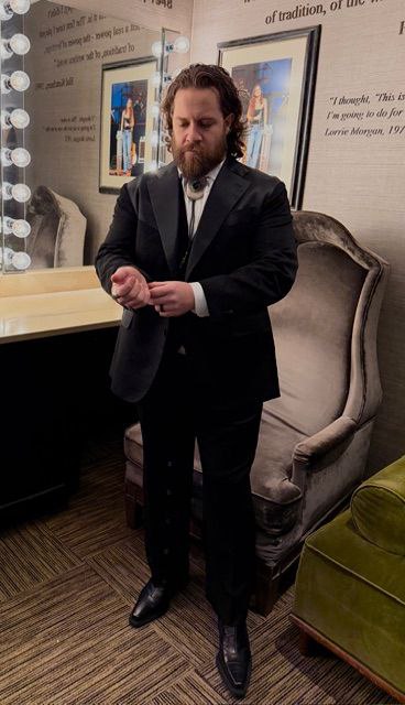 Носії: кантрі-співак Джон Майкл Фінлі &laquo;запалив&raquo; на сцені в образі DAMIRLI