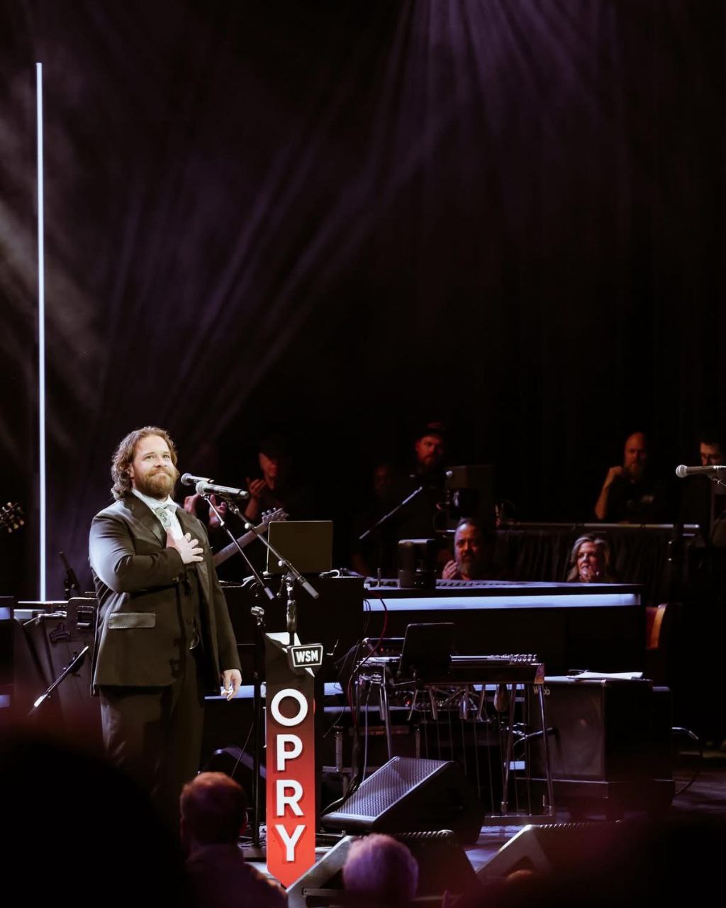 Носії: кантрі-співак Джон Майкл Фінлі &laquo;запалив&raquo; на сцені в образі DAMIRLI