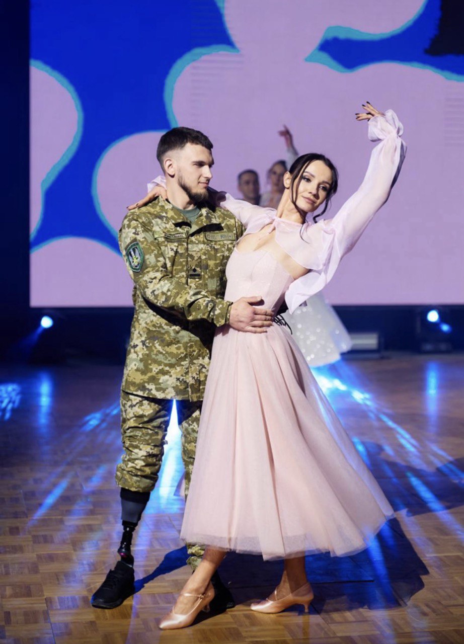 Тріумф духу та грація танцю: як ветерани на протезах підкорювали паркет у Києві