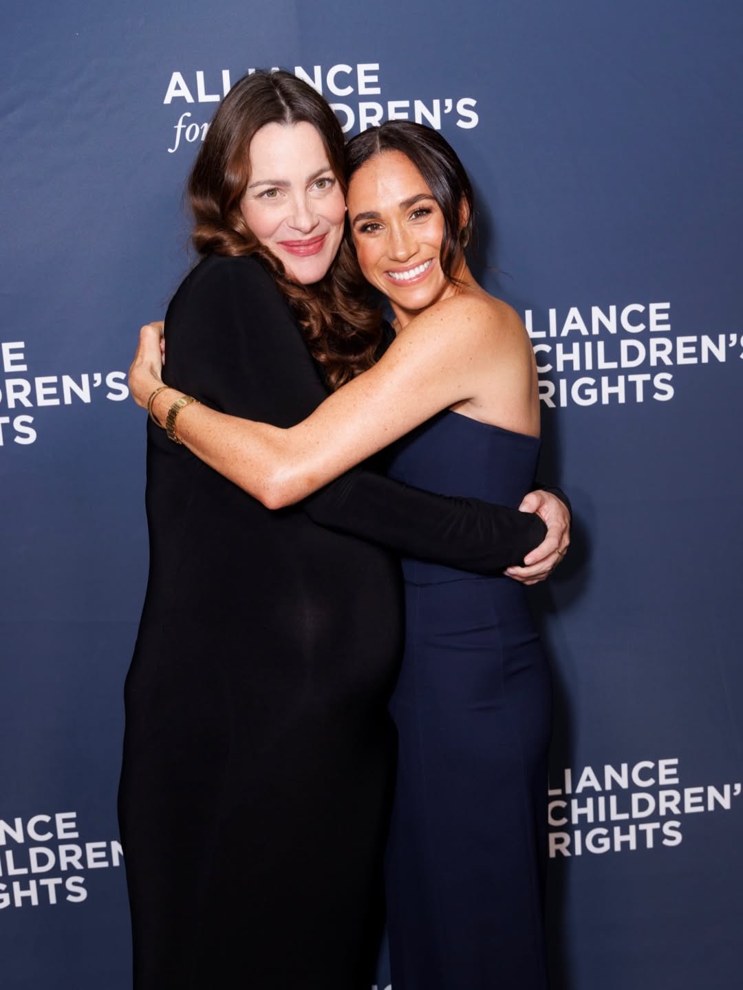 Сукня-бандо та сережки Chanel: розглядаємо новий вихід Меган Маркл