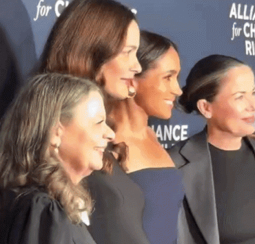 Платье-бандо и серьги Chanel: рассматриваем новый выход Меган Маркл