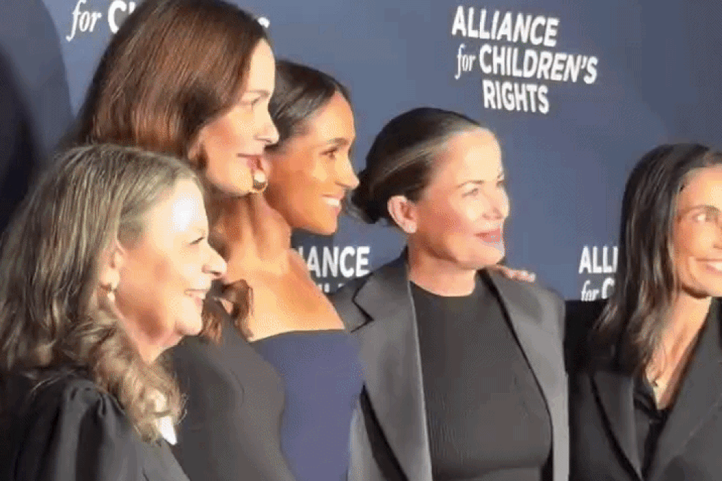 Сукня-бандо та сережки Chanel: розглядаємо новий вихід Меган Маркл