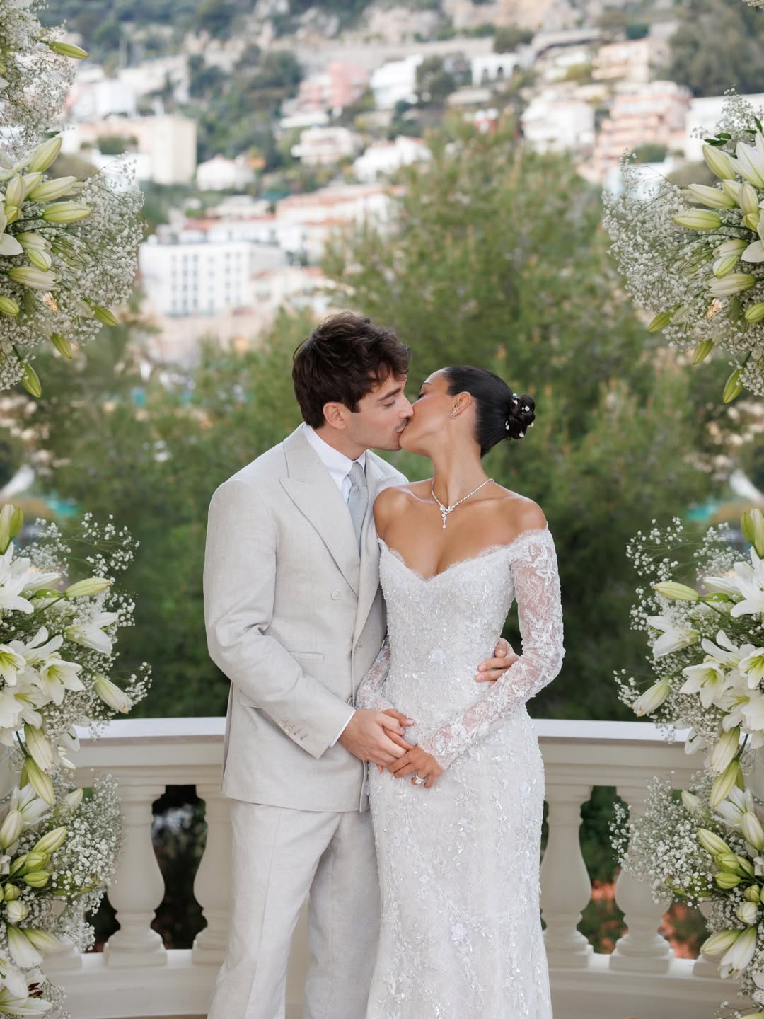 Звезда &laquo;Формулы-1&raquo;  Шарль Леклер женился: рассматриваем фото