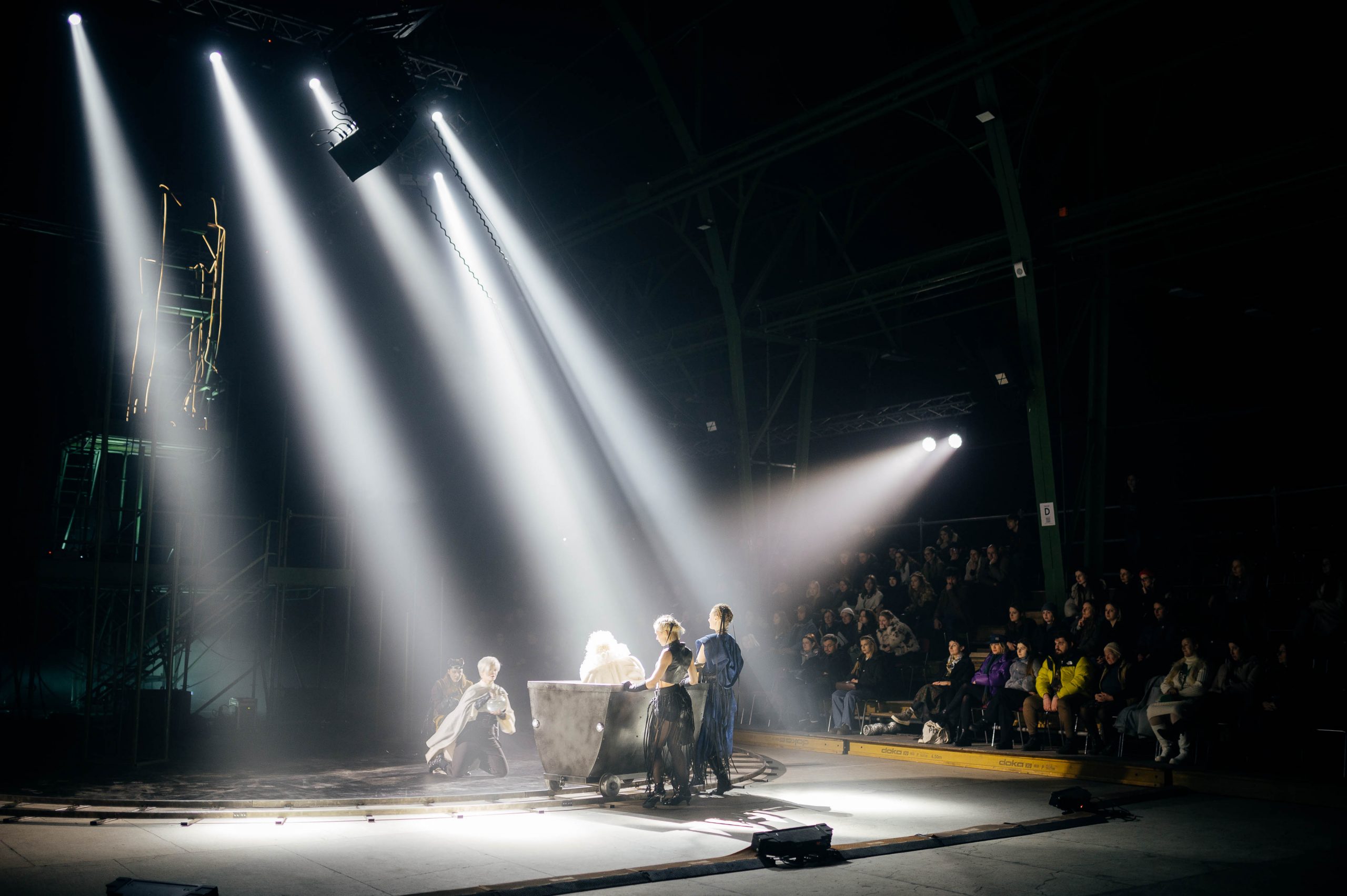Незалежний театр у Києві: як у павільйоні КИТ без світла і тепла народжувалася вистава &laquo;Орландо&raquo;