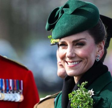 Кейт Миддлтон в изумрудном total look на параде в День святого Патрика