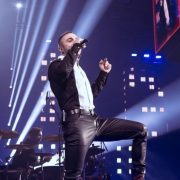 Солист Imagine Dragons поддержал Украину на концерте в Праге