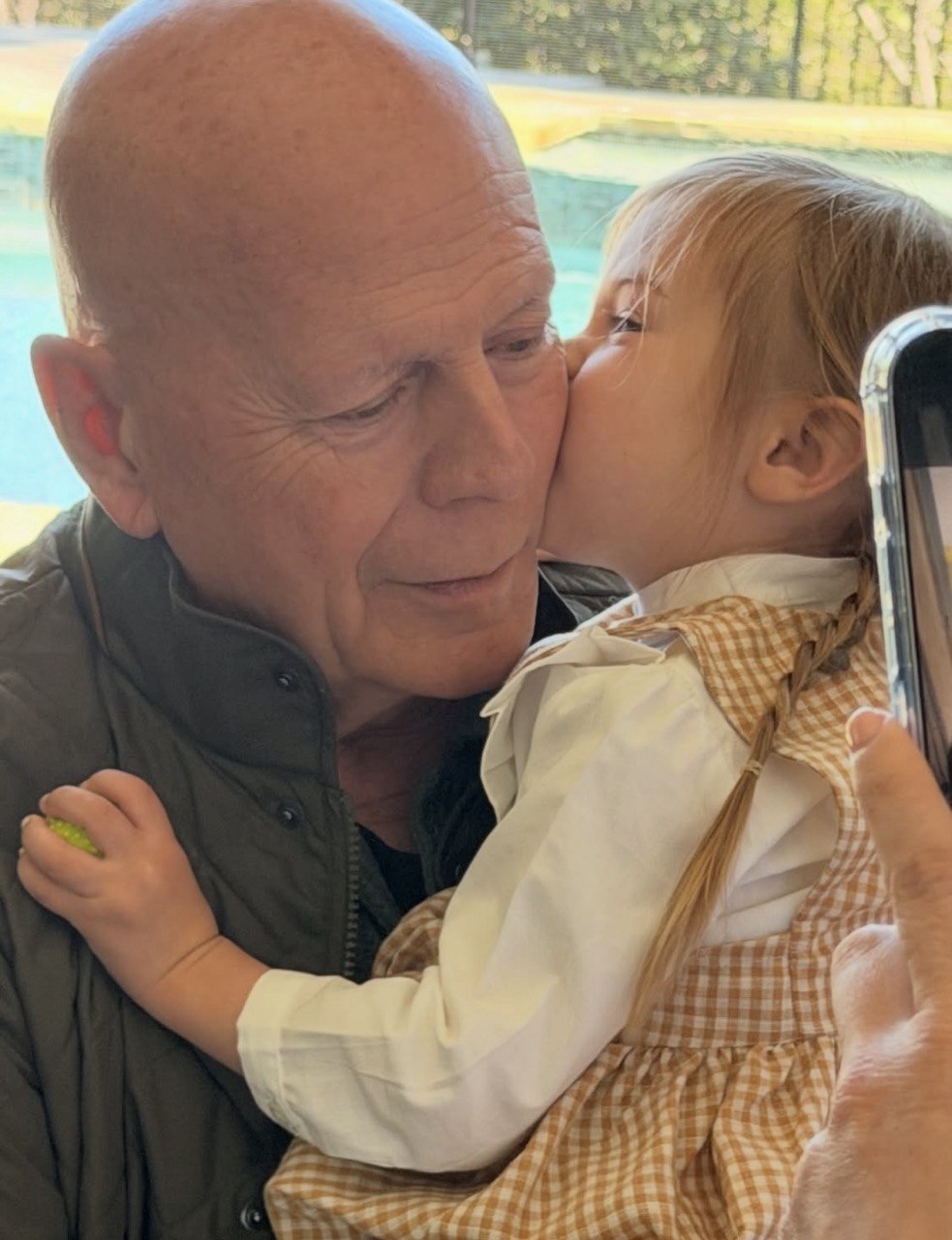 Брюсу Уиллису &mdash; 71: семья поделилась новыми фотографиями актёра