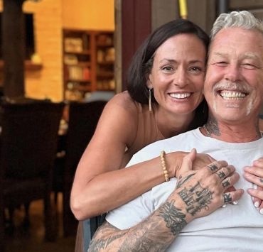 Екстремальне освідчення: лідер гурту Metallica покликав кохану заміж під час дайвінгу з акулами