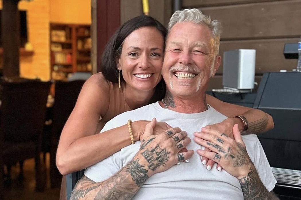 Екстремальне освідчення: лідер гурту Metallica покликав кохану заміж під час дайвінгу з акулами