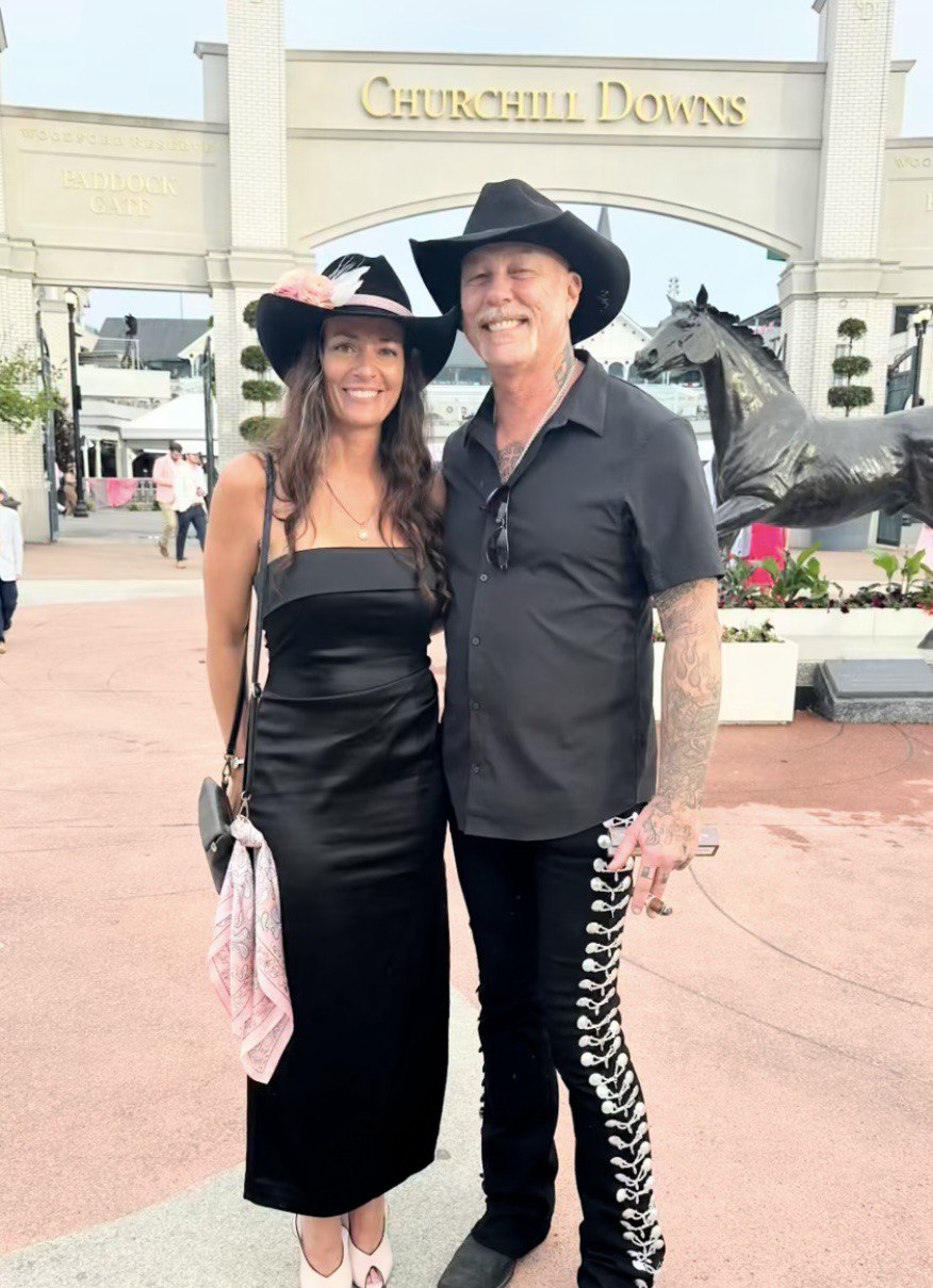 Екстремальне освідчення: лідер гурту Metallica покликав кохану заміж під час дайвінгу з акулами