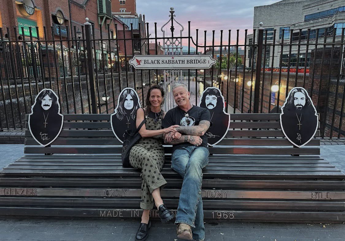 Екстремальне освідчення: лідер гурту Metallica покликав кохану заміж під час дайвінгу з акулами