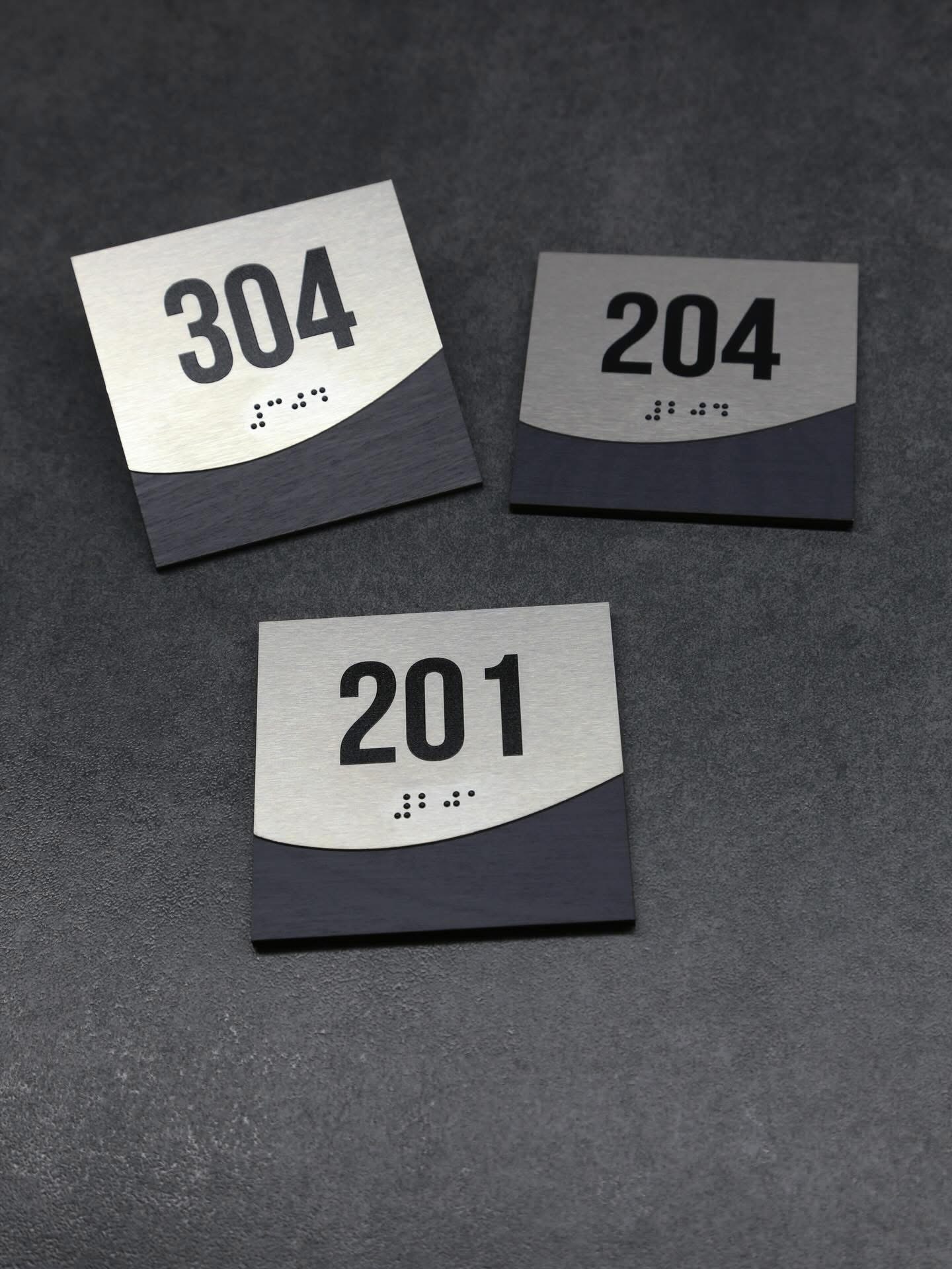 Офісні таблички як частина корпоративного стилю: як не помилитися з вибором