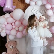 Ель Фаннінг та Мішель Пфайфер у першому трейлері серіалу &laquo;У Марґо проблеми з грошима&raquo;