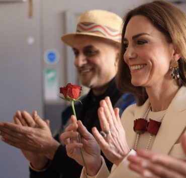 Кейт Міддлтон у намисті із троянд на святі барв Холі