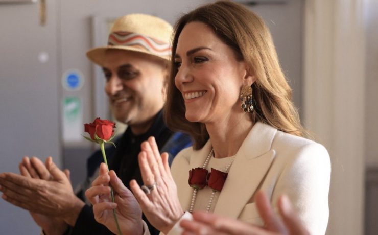 Кейт Миддлтон в ожерелье из роз на празднике красок Холи