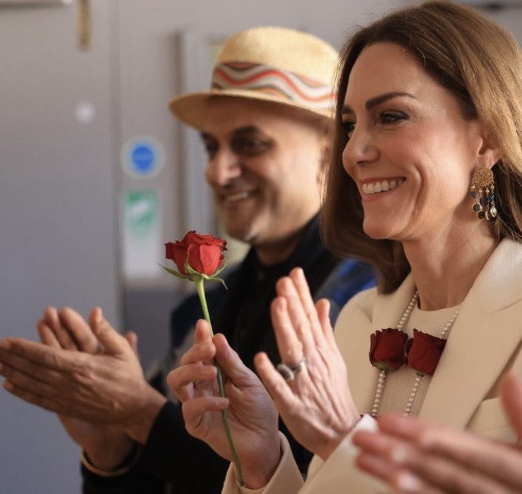 Кейт Миддлтон в ожерелье из роз на празднике красок Холи