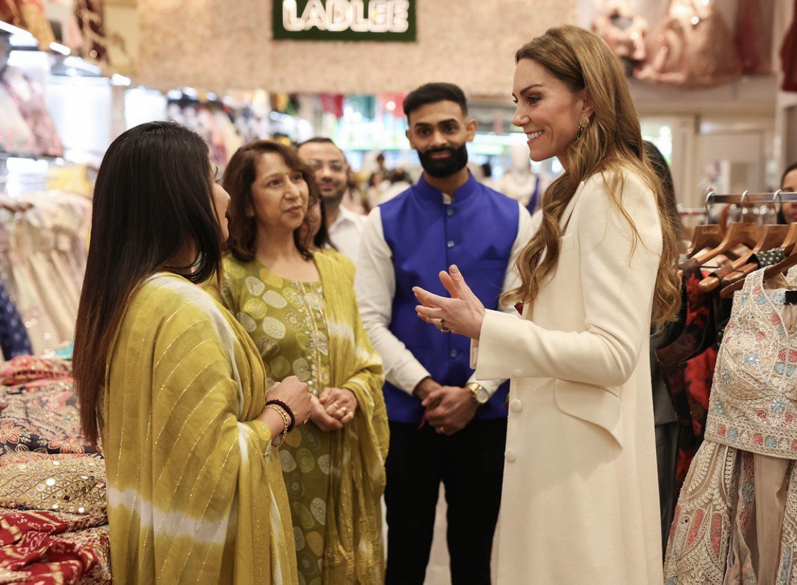 Кейт Миддлтон в ожерелье из роз на празднике красок Холи