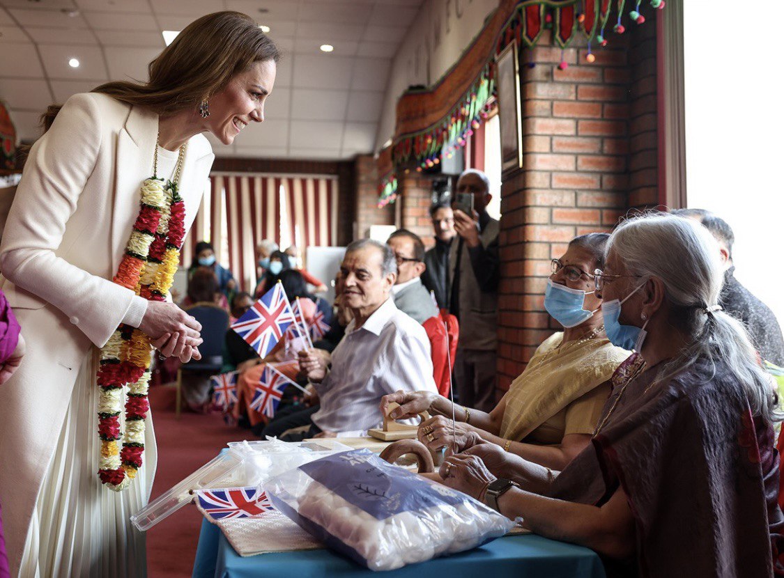 Кейт Миддлтон в ожерелье из роз на празднике красок Холи