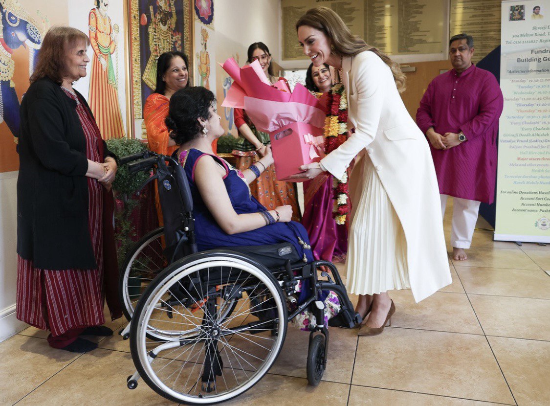 Кейт Миддлтон в ожерелье из роз на празднике красок Холи