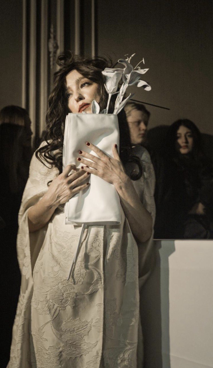 UFW &rsquo;26/27: замерзшие цветы в театральном перформансе бренда OMELIA