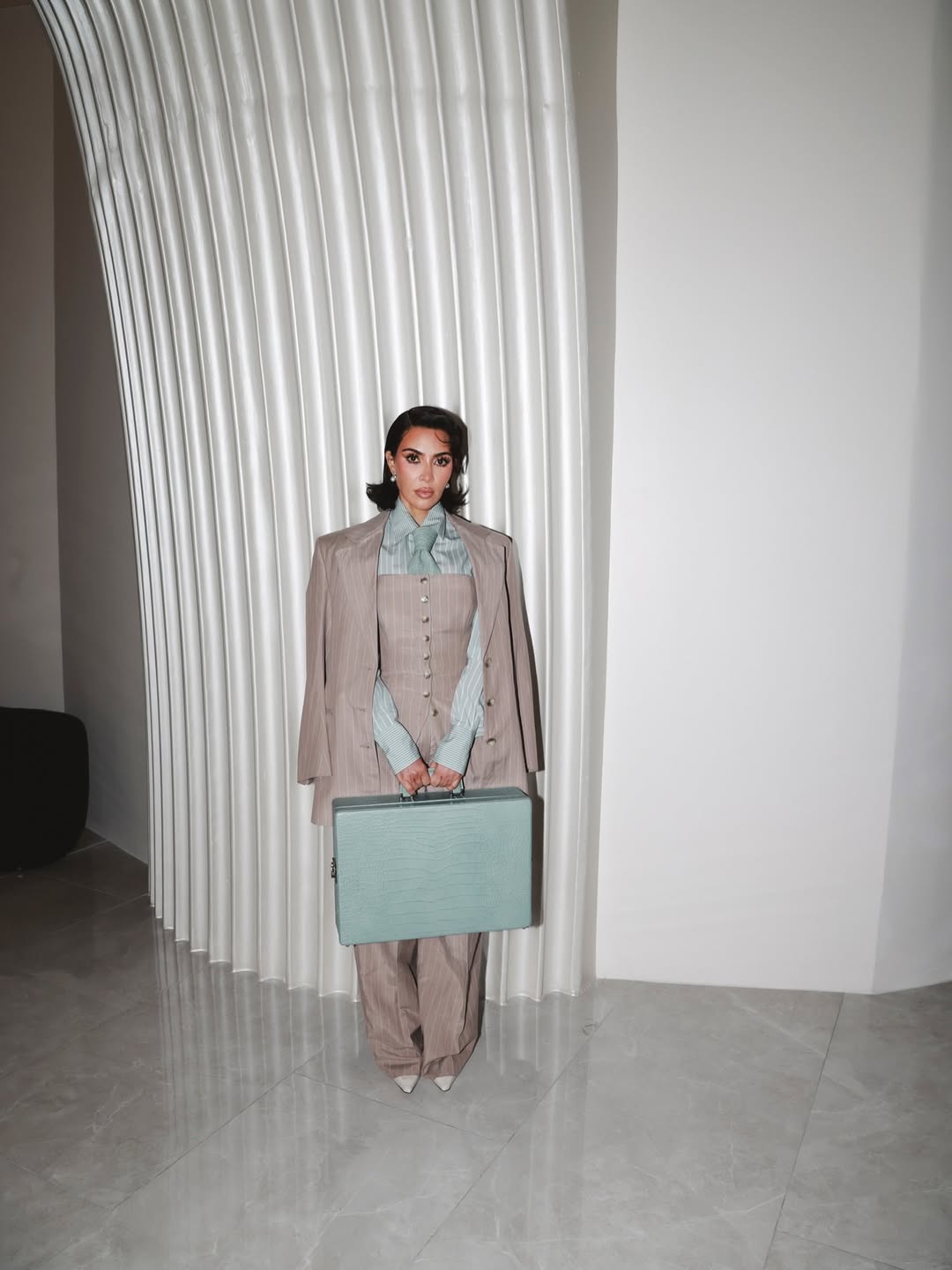 Ким Кардашьян выставила на аукцион свой гардероб из сериала &laquo;Всё честно&raquo;