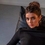 Ума Турман похизувалася бездоганною фігурою на сторінках CR Fashion Book