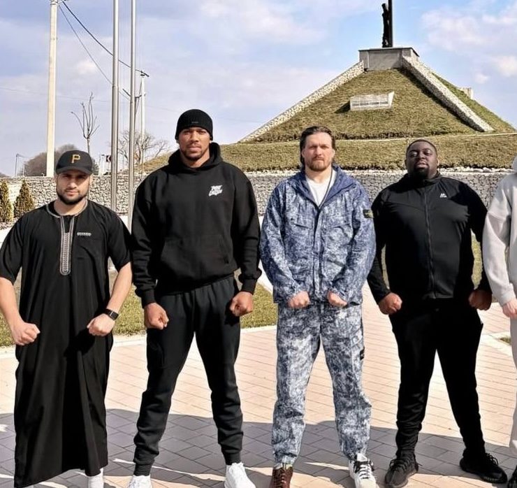 Олександр Усик та Ентоні Джошуа прогулялися Києвом