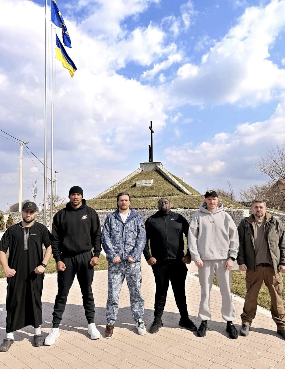 Александр Усик и Энтони Джошуа прогулялись по Киеву