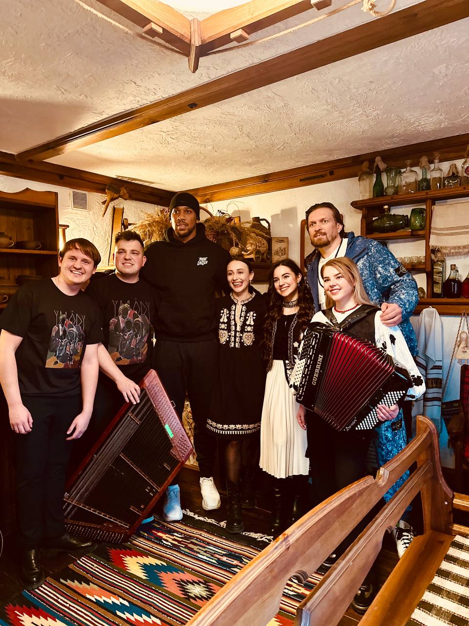 Александр Усик и Энтони Джошуа прогулялись по Киеву