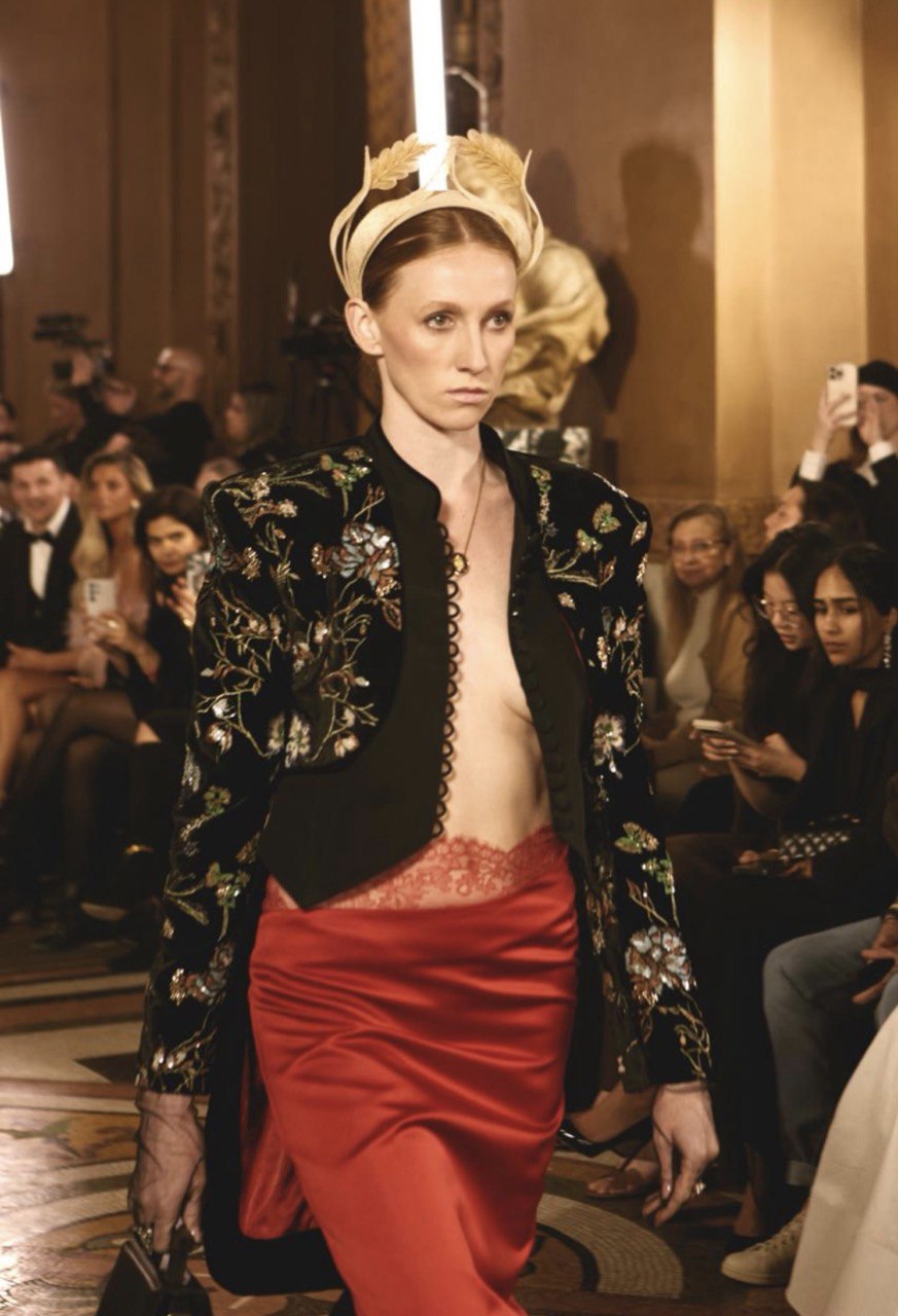 Авторские орнаменты, корсеты и золото: бренд YS Couture дебютировал в Париже
