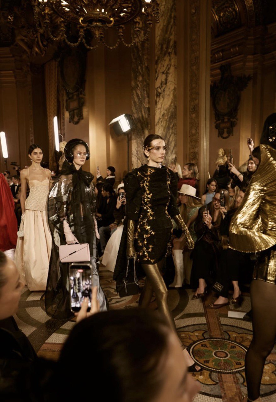 Авторские орнаменты, корсеты и золото: бренд YS Couture дебютировал в Париже