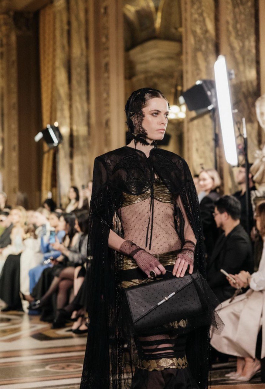 Авторские орнаменты, корсеты и золото: бренд YS Couture дебютировал в Париже