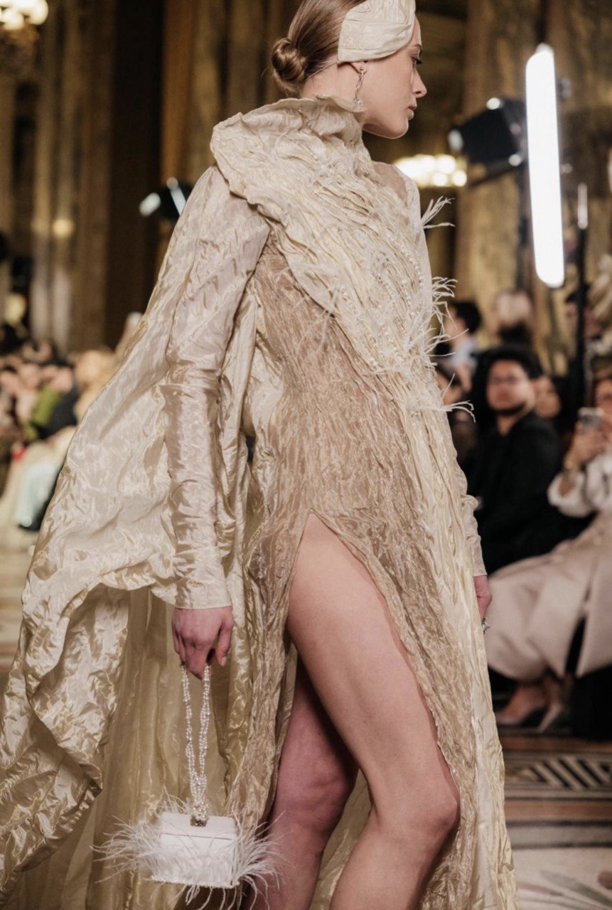 Авторские орнаменты, корсеты и золото: бренд YS Couture дебютировал в Париже