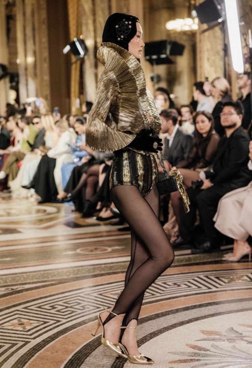 Авторские орнаменты, корсеты и золото: бренд YS Couture дебютировал в Париже