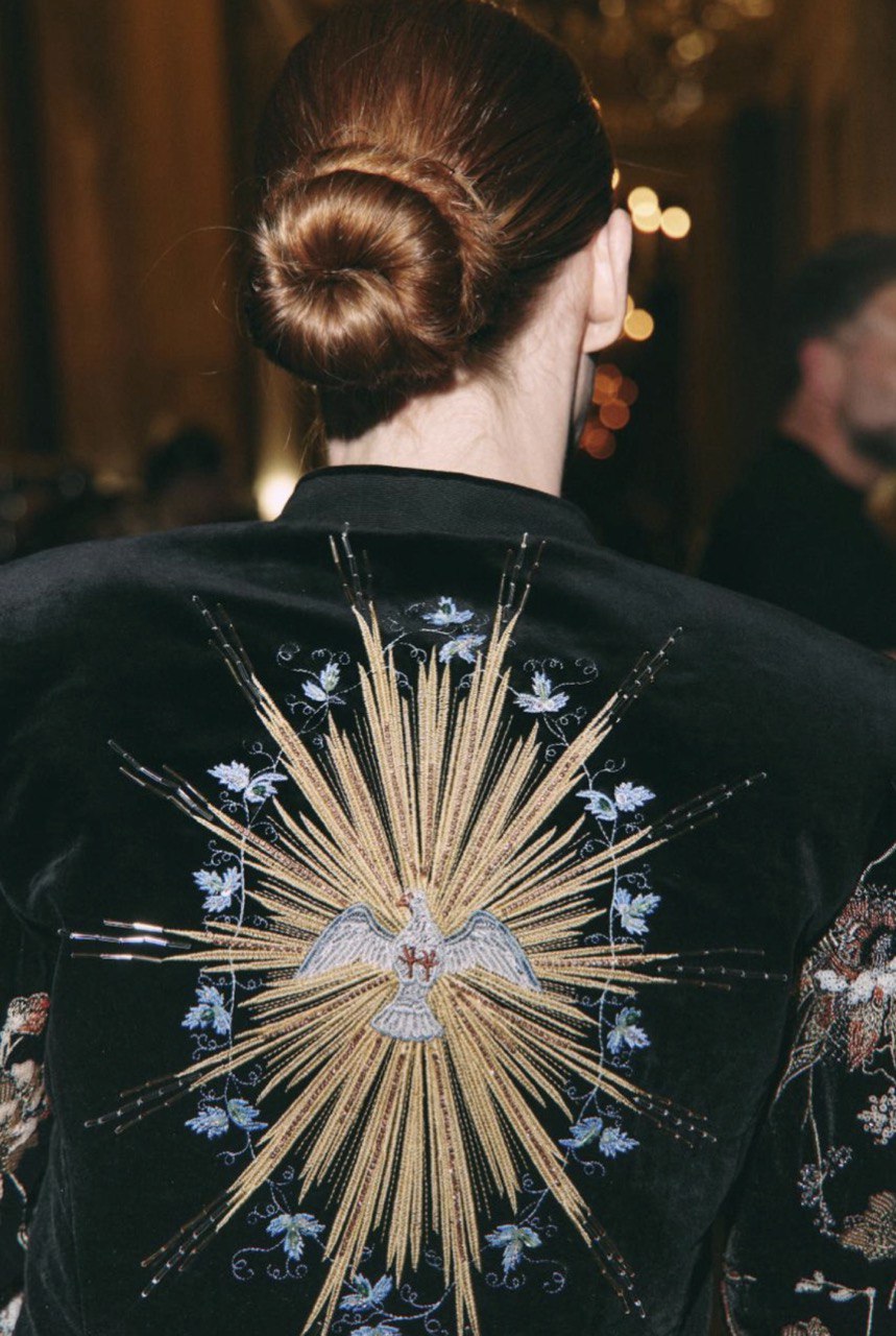 Авторские орнаменты, корсеты и золото: бренд YS Couture дебютировал в Париже