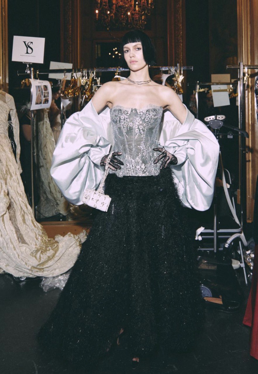 Авторские орнаменты, корсеты и золото: бренд YS Couture дебютировал в Париже