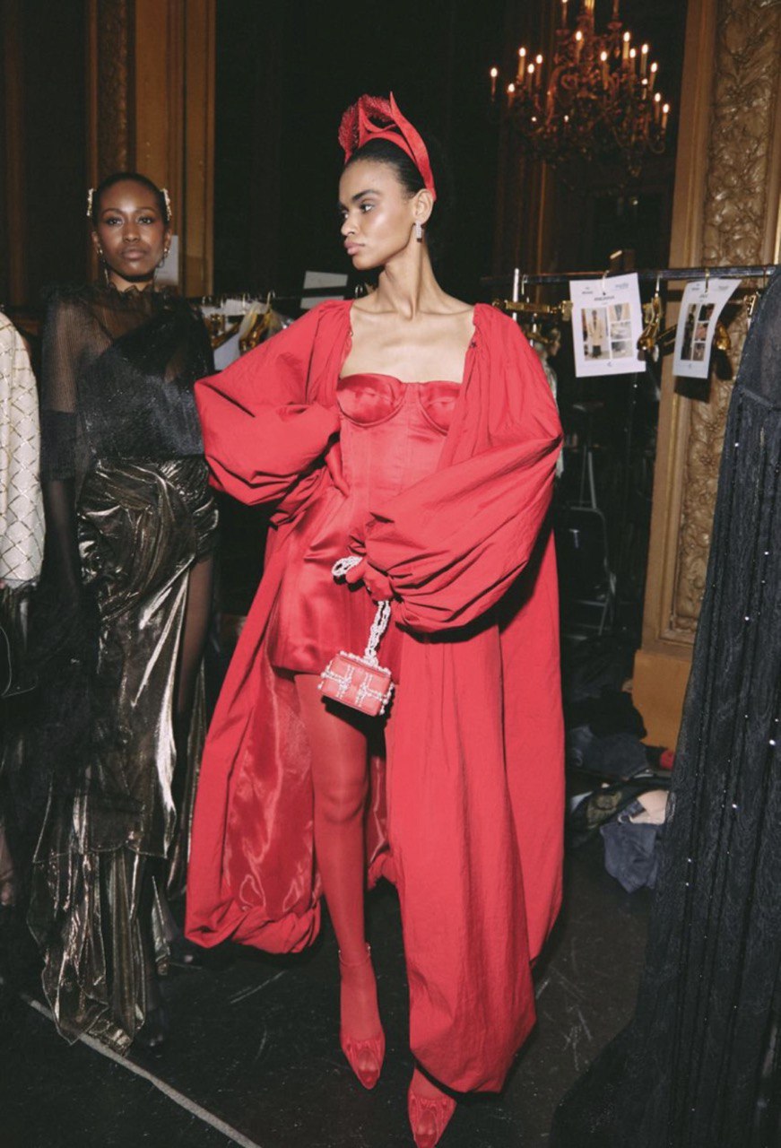 Авторские орнаменты, корсеты и золото: бренд YS Couture дебютировал в Париже