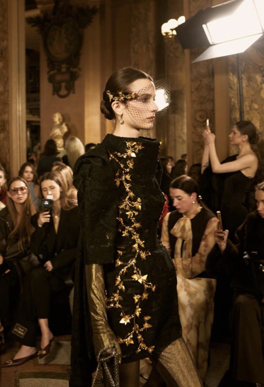 Авторские орнаменты, корсеты и золото: бренд YS Couture дебютировал в Париже