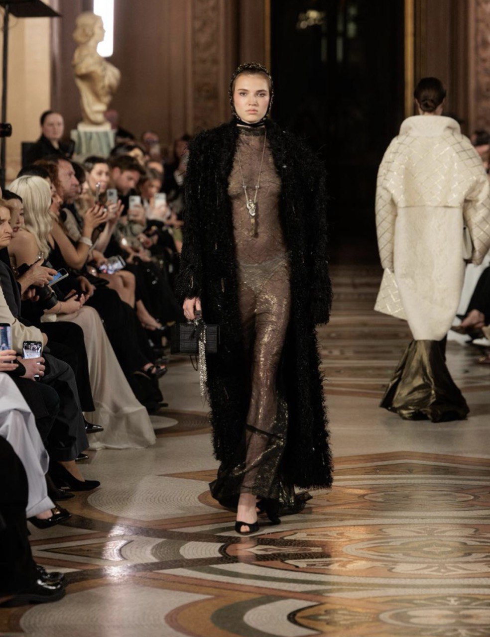 Авторские орнаменты, корсеты и золото: бренд YS Couture дебютировал в Париже