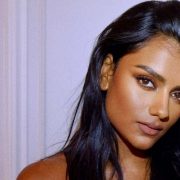 Звезда &laquo;Бриджертонов&raquo; Симон Эшли дебютирует в музыкальной индустрии