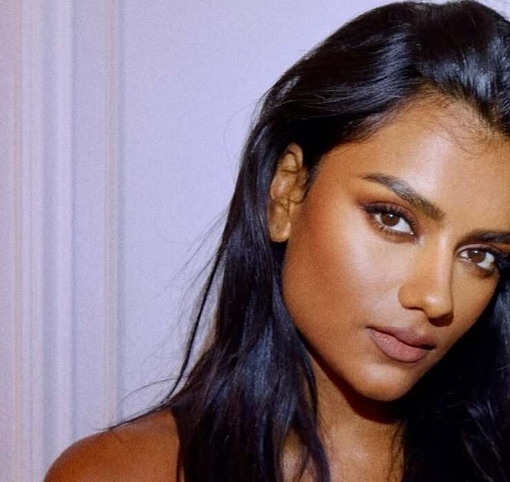 Звезда &laquo;Бриджертонов&raquo; Симон Эшли дебютирует в музыкальной индустрии