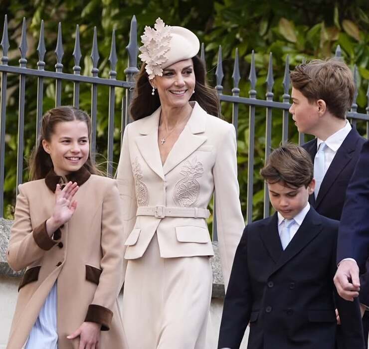 Кремовый костюм и серьги Елизаветы II: Кейт Миддлтон с семьёй на Пасхальной службе