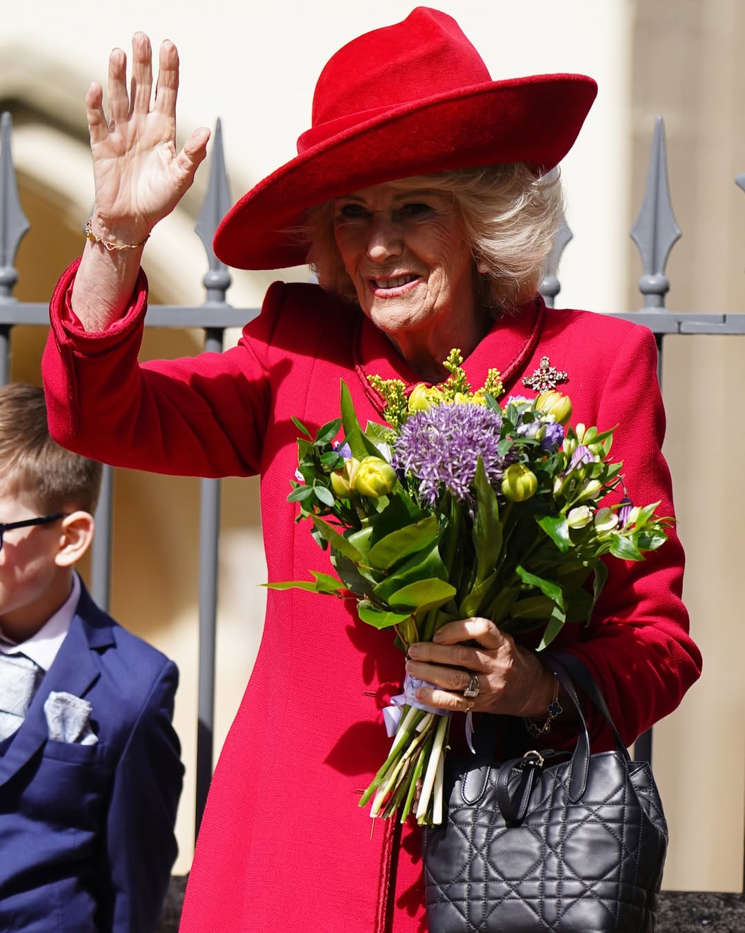 Кремовый костюм и серьги Елизаветы II: Кейт Миддлтон с семьёй на Пасхальной службе