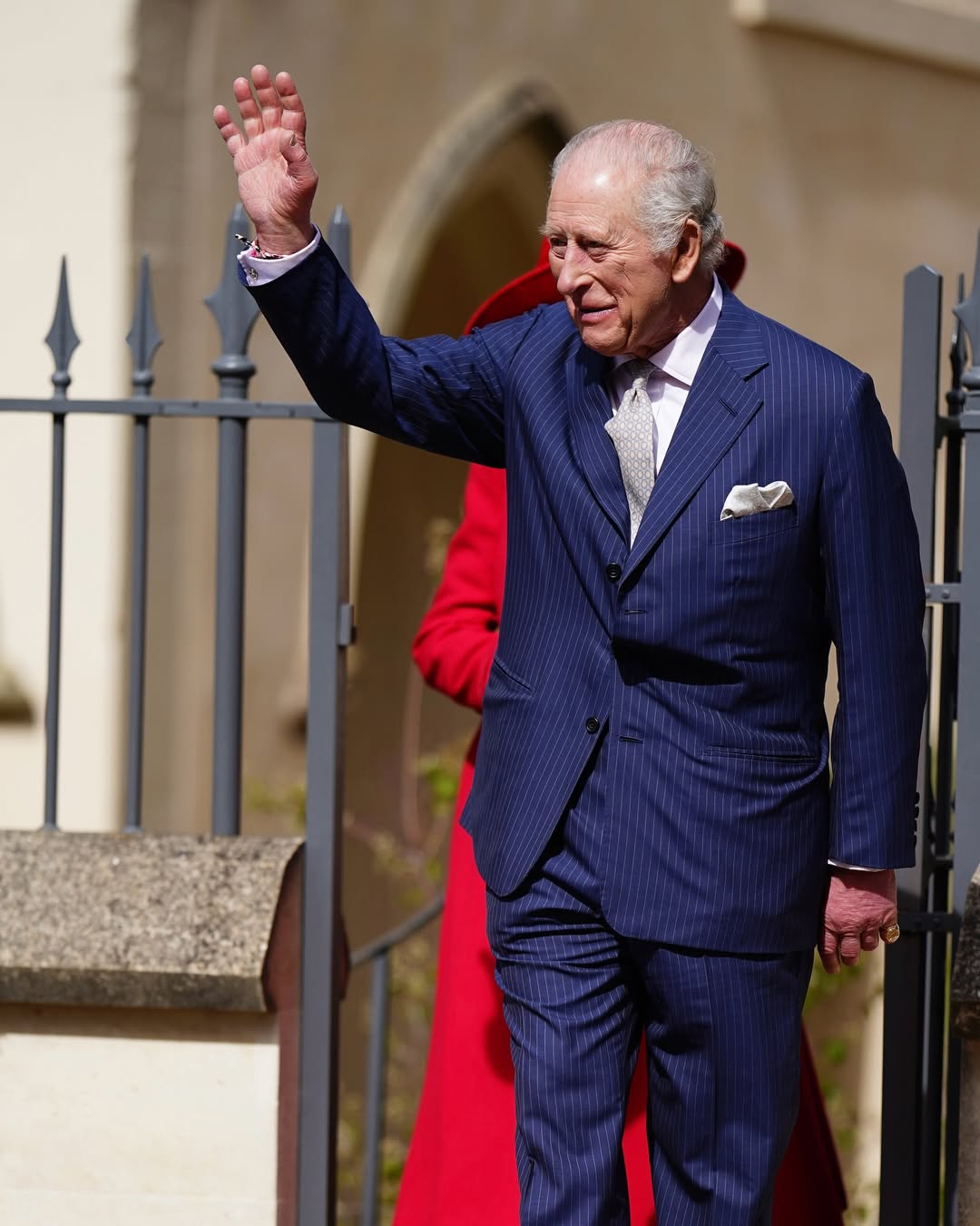 Кремовый костюм и серьги Елизаветы II: Кейт Миддлтон с семьёй на Пасхальной службе