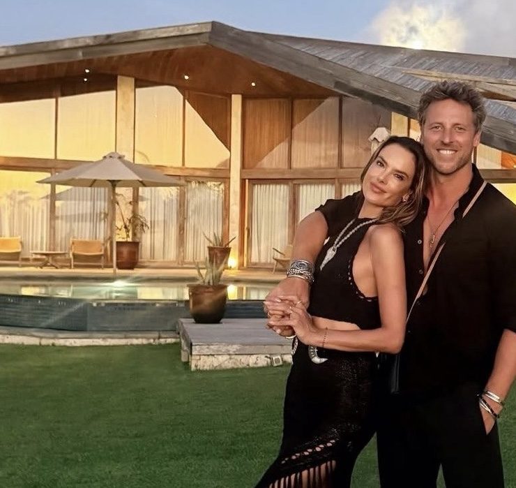 Листівки з Балі: Алессандра Амброссіо святкує 45-річчя з бойфрендом